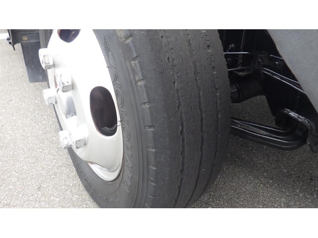 キャンター 全低床　積載２ｔ　５ＭＴ　車両総重量　４，３２５ｋｇ　荷台内寸　長さ：３１０ｃｍ　幅：１６０ｃｍ　高さ：３８ｃｍ　煽内ステン張　エアコン　パワーステアリング　パワーウィンドウ　ディーゼル（31枚目）
