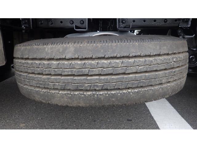 キャンター 全低床　積載２ｔ　５ＭＴ　車両総重量　４，３２５ｋｇ　荷台内寸　長さ：３１０ｃｍ　幅：１６０ｃｍ　高さ：３８ｃｍ　煽内ステン張　エアコン　パワーステアリング　パワーウィンドウ　ディーゼル（38枚目）
