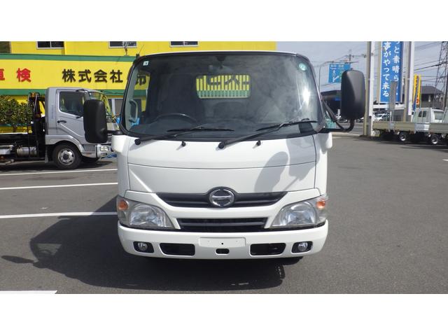 デュトロ 全低床ダンプ　積載３ｔ　５ＭＴ車両総重量　６，０４５ｋｇ　荷台内寸　長さ：３０５ｃｍ　幅：１６０ｃｍ　高さ：３７ｃｍ　コボレーン　中間ピン　ＥＳスタート（坂道発進補助装置）　アイドリングストップ　ＥＴＣ（2枚目）