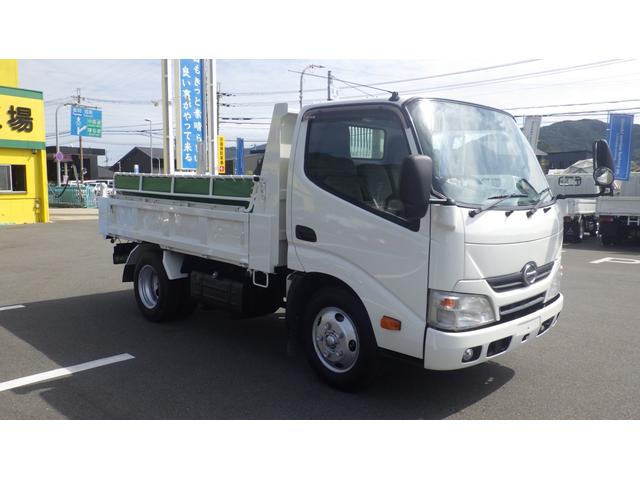 デュトロ 全低床ダンプ　積載３ｔ　５ＭＴ車両総重量　６，０４５ｋｇ　荷台内寸　長さ：３０５ｃｍ　幅：１６０ｃｍ　高さ：３７ｃｍ　コボレーン　中間ピン　ＥＳスタート（坂道発進補助装置）　アイドリングストップ　ＥＴＣ（5枚目）
