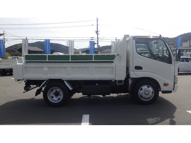 デュトロ 全低床ダンプ　積載３ｔ　５ＭＴ車両総重量　６，０４５ｋｇ　荷台内寸　長さ：３０５ｃｍ　幅：１６０ｃｍ　高さ：３７ｃｍ　コボレーン　中間ピン　ＥＳスタート（坂道発進補助装置）　アイドリングストップ　ＥＴＣ（6枚目）