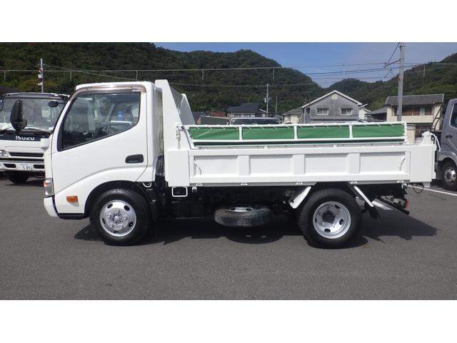 デュトロ 全低床ダンプ　積載３ｔ　５ＭＴ車両総重量　６，０４５ｋｇ　荷台内寸　長さ：３０５ｃｍ　幅：１６０ｃｍ　高さ：３７ｃｍ　コボレーン　中間ピン　ＥＳスタート（坂道発進補助装置）　アイドリングストップ　ＥＴＣ（7枚目）