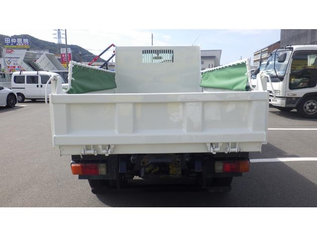 デュトロ 全低床ダンプ　積載３ｔ　５ＭＴ車両総重量　６，０４５ｋｇ　荷台内寸　長さ：３０５ｃｍ　幅：１６０ｃｍ　高さ：３７ｃｍ　コボレーン　中間ピン　ＥＳスタート（坂道発進補助装置）　アイドリングストップ　ＥＴＣ（8枚目）