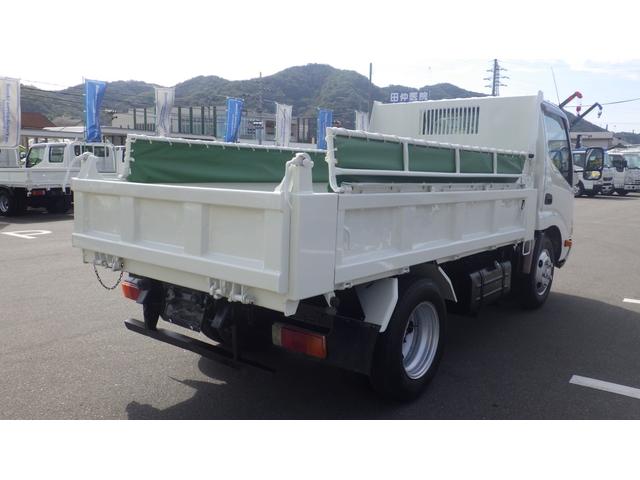 デュトロ 全低床ダンプ　積載３ｔ　５ＭＴ車両総重量　６，０４５ｋｇ　荷台内寸　長さ：３０５ｃｍ　幅：１６０ｃｍ　高さ：３７ｃｍ　コボレーン　中間ピン　ＥＳスタート（坂道発進補助装置）　アイドリングストップ　ＥＴＣ（9枚目）