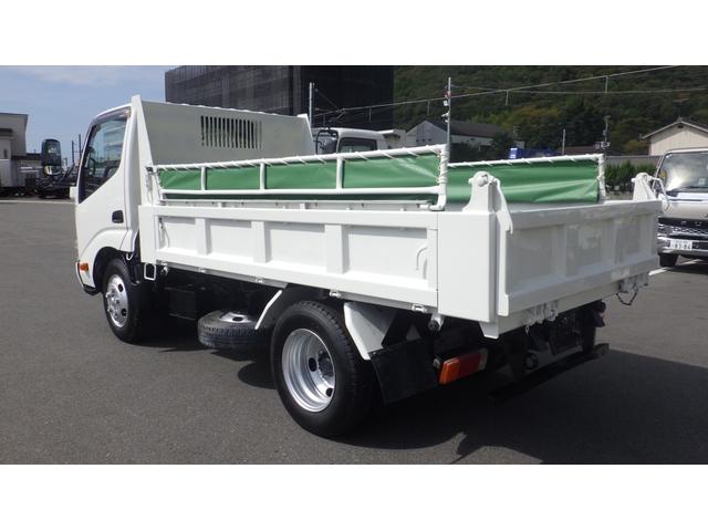 デュトロ 全低床ダンプ　積載３ｔ　５ＭＴ車両総重量　６，０４５ｋｇ　荷台内寸　長さ：３０５ｃｍ　幅：１６０ｃｍ　高さ：３７ｃｍ　コボレーン　中間ピン　ＥＳスタート（坂道発進補助装置）　アイドリングストップ　ＥＴＣ（10枚目）