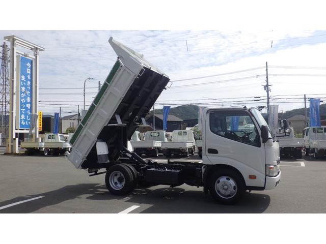 デュトロ 全低床ダンプ　積載３ｔ　５ＭＴ車両総重量　６，０４５ｋｇ　荷台内寸　長さ：３０５ｃｍ　幅：１６０ｃｍ　高さ：３７ｃｍ　コボレーン　中間ピン　ＥＳスタート（坂道発進補助装置）　アイドリングストップ　ＥＴＣ（13枚目）