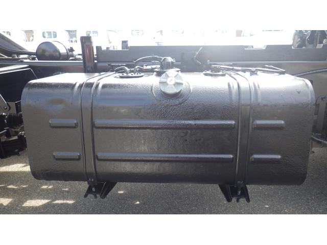 デュトロ 全低床ダンプ　積載３ｔ　５ＭＴ車両総重量　６，０４５ｋｇ　荷台内寸　長さ：３０５ｃｍ　幅：１６０ｃｍ　高さ：３７ｃｍ　コボレーン　中間ピン　ＥＳスタート（坂道発進補助装置）　アイドリングストップ　ＥＴＣ（18枚目）
