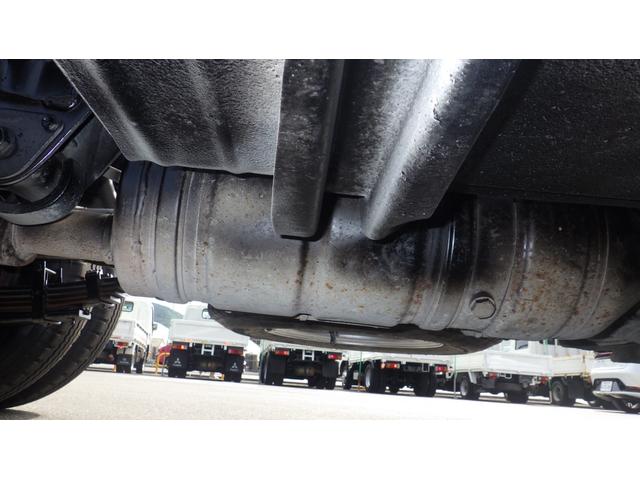 デュトロ 全低床ダンプ　積載３ｔ　５ＭＴ車両総重量　６，０４５ｋｇ　荷台内寸　長さ：３０５ｃｍ　幅：１６０ｃｍ　高さ：３７ｃｍ　コボレーン　中間ピン　ＥＳスタート（坂道発進補助装置）　アイドリングストップ　ＥＴＣ（20枚目）