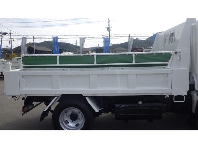 デュトロ 全低床ダンプ　積載３ｔ　５ＭＴ車両総重量　６，０４５ｋｇ　荷台内寸　長さ：３０５ｃｍ　幅：１６０ｃｍ　高さ：３７ｃｍ　コボレーン　中間ピン　ＥＳスタート（坂道発進補助装置）　アイドリングストップ　ＥＴＣ（21枚目）