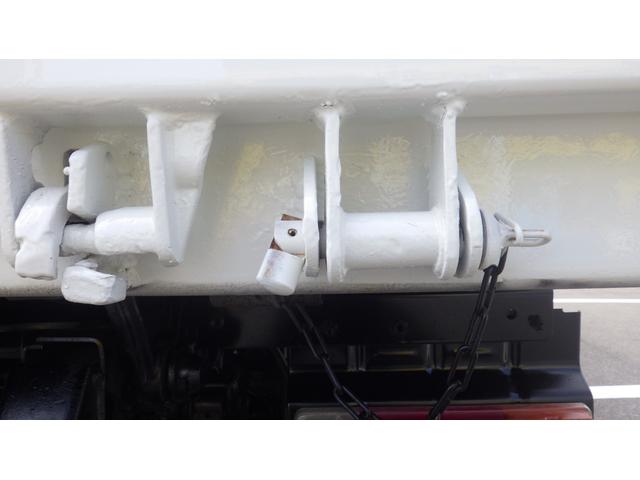 デュトロ 全低床ダンプ　積載３ｔ　５ＭＴ車両総重量　６，０４５ｋｇ　荷台内寸　長さ：３０５ｃｍ　幅：１６０ｃｍ　高さ：３７ｃｍ　コボレーン　中間ピン　ＥＳスタート（坂道発進補助装置）　アイドリングストップ　ＥＴＣ（24枚目）