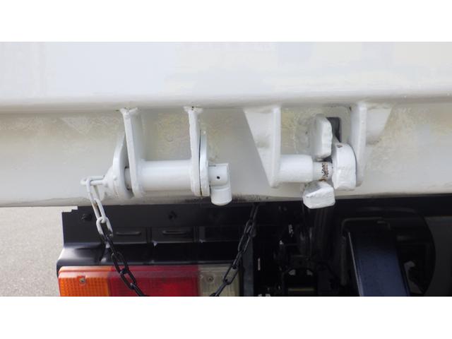 デュトロ 全低床ダンプ　積載３ｔ　５ＭＴ車両総重量　６，０４５ｋｇ　荷台内寸　長さ：３０５ｃｍ　幅：１６０ｃｍ　高さ：３７ｃｍ　コボレーン　中間ピン　ＥＳスタート（坂道発進補助装置）　アイドリングストップ　ＥＴＣ（25枚目）
