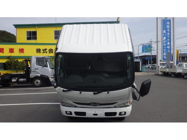 デュトロ 全低床ダンプ　積載３ｔ　５ＭＴ車両総重量　６，０４５ｋｇ　荷台内寸　長さ：３０５ｃｍ　幅：１６０ｃｍ　高さ：３７ｃｍ　コボレーン　中間ピン　ＥＳスタート（坂道発進補助装置）　アイドリングストップ　ＥＴＣ（26枚目）