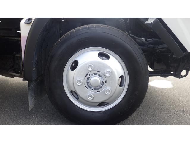 デュトロ 全低床ダンプ　積載３ｔ　５ＭＴ車両総重量　６，０４５ｋｇ　荷台内寸　長さ：３０５ｃｍ　幅：１６０ｃｍ　高さ：３７ｃｍ　コボレーン　中間ピン　ＥＳスタート（坂道発進補助装置）　アイドリングストップ　ＥＴＣ（30枚目）