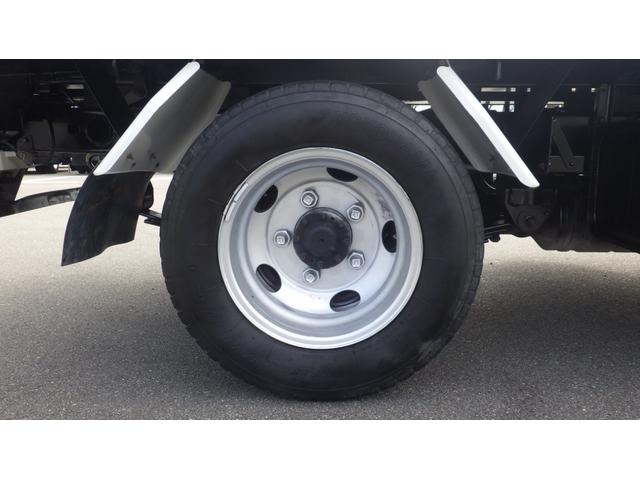 デュトロ 全低床ダンプ　積載３ｔ　５ＭＴ車両総重量　６，０４５ｋｇ　荷台内寸　長さ：３０５ｃｍ　幅：１６０ｃｍ　高さ：３７ｃｍ　コボレーン　中間ピン　ＥＳスタート（坂道発進補助装置）　アイドリングストップ　ＥＴＣ（32枚目）
