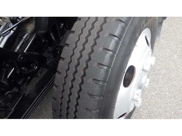 デュトロ 全低床ダンプ　積載３ｔ　５ＭＴ車両総重量　６，０４５ｋｇ　荷台内寸　長さ：３０５ｃｍ　幅：１６０ｃｍ　高さ：３７ｃｍ　コボレーン　中間ピン　ＥＳスタート（坂道発進補助装置）　アイドリングストップ　ＥＴＣ（35枚目）