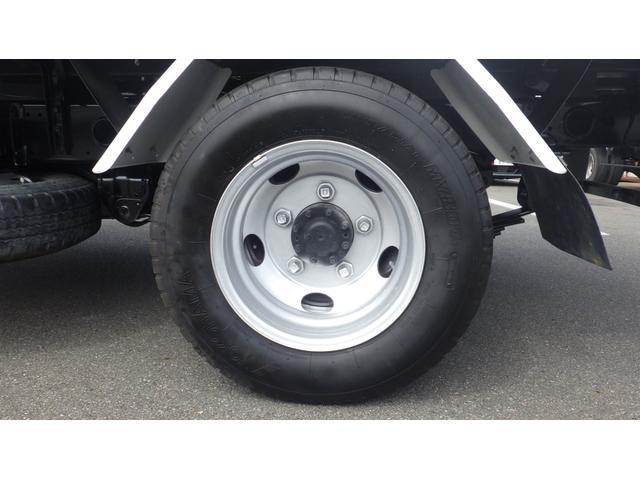 デュトロ 全低床ダンプ　積載３ｔ　５ＭＴ車両総重量　６，０４５ｋｇ　荷台内寸　長さ：３０５ｃｍ　幅：１６０ｃｍ　高さ：３７ｃｍ　コボレーン　中間ピン　ＥＳスタート（坂道発進補助装置）　アイドリングストップ　ＥＴＣ（36枚目）