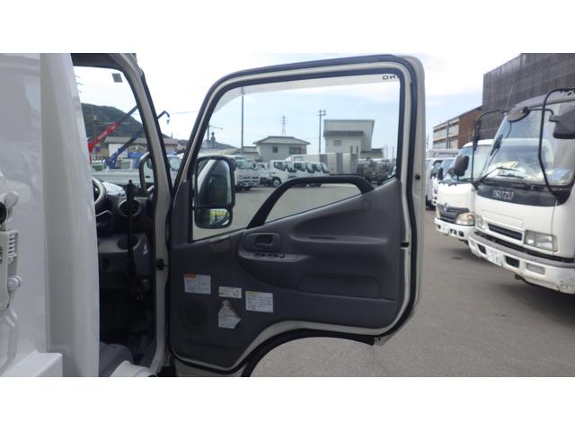 デュトロ 全低床ダンプ　積載３ｔ　５ＭＴ車両総重量　６，０４５ｋｇ　荷台内寸　長さ：３０５ｃｍ　幅：１６０ｃｍ　高さ：３７ｃｍ　コボレーン　中間ピン　ＥＳスタート（坂道発進補助装置）　アイドリングストップ　ＥＴＣ（56枚目）