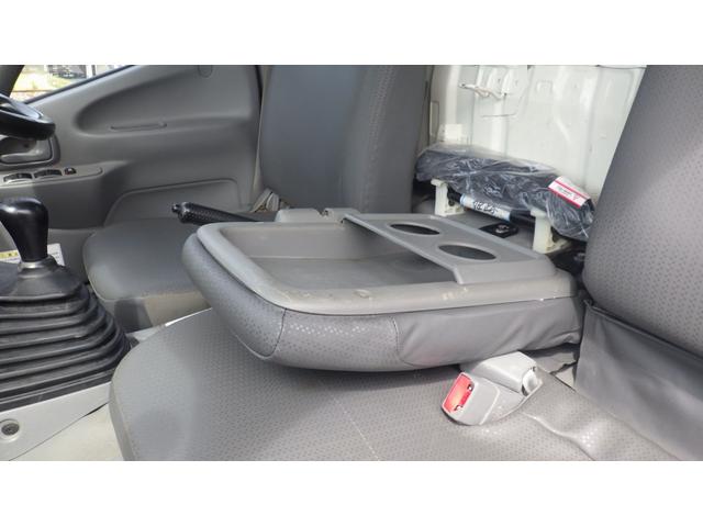 デュトロ 全低床ダンプ　積載３ｔ　５ＭＴ車両総重量　６，０４５ｋｇ　荷台内寸　長さ：３０５ｃｍ　幅：１６０ｃｍ　高さ：３７ｃｍ　コボレーン　中間ピン　ＥＳスタート（坂道発進補助装置）　アイドリングストップ　ＥＴＣ（64枚目）