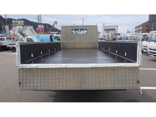 キャンター 超ロング　積載２ｔ　５ＭＴ　車両総重量　４，９６５ｋｇ　荷台内寸　長さ：５００ｃｍ　幅：２０８ｃｍ　高さ：３８ｃｍ　床鉄板　ロープ穴５対　キーレス　ＥＴＣ　フォグ無し　パワーステアリング　パワーウィンドウ（13枚目）