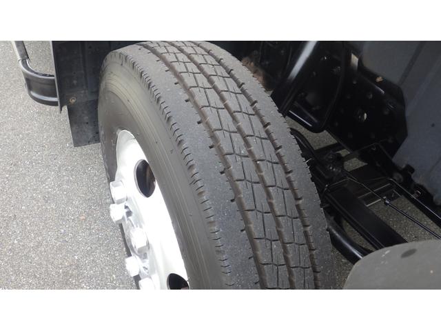 キャンター 超ロング　積載２ｔ　５ＭＴ　車両総重量　４，９６５ｋｇ　荷台内寸　長さ：５００ｃｍ　幅：２０８ｃｍ　高さ：３８ｃｍ　床鉄板　ロープ穴５対　キーレス　ＥＴＣ　フォグ無し　パワーステアリング　パワーウィンドウ（30枚目）