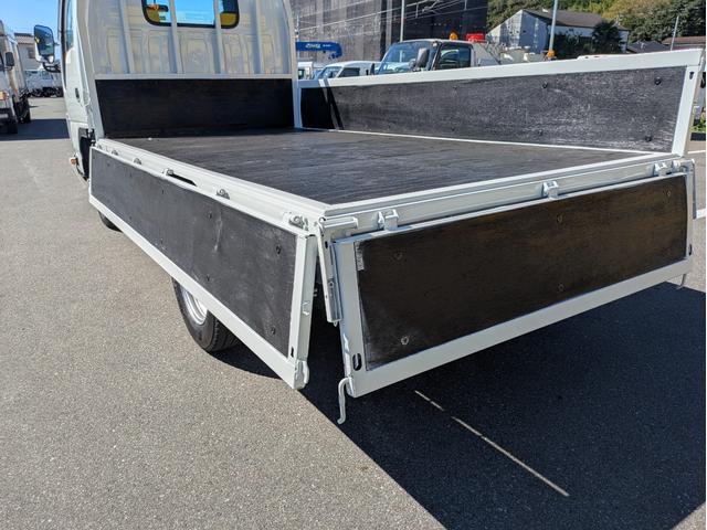 エルフトラック 　積載２ｔ　５ＭＴ　荷台内寸　長さ：３１０ｃｍ　幅１６１ｃｍ　高さ：３８ｃｍ　ＥＴＣ　総重量：４，２７５ｋｇ　坂道発進補助装置　エアコン　パワーステアリング（20枚目）