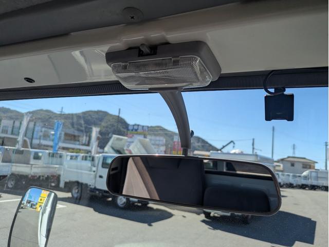 エルフトラック 　積載２ｔ　５ＭＴ　荷台内寸　長さ：３１０ｃｍ　幅１６１ｃｍ　高さ：３８ｃｍ　ＥＴＣ　総重量：４，２７５ｋｇ　坂道発進補助装置　エアコン　パワーステアリング（47枚目）