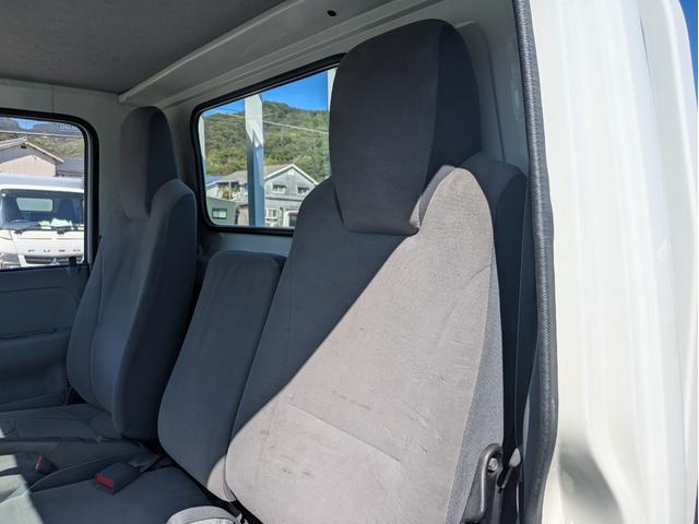 エルフトラック 　積載２ｔ　５ＭＴ　荷台内寸　長さ：３１０ｃｍ　幅１６１ｃｍ　高さ：３８ｃｍ　ＥＴＣ　総重量：４，２７５ｋｇ　坂道発進補助装置　エアコン　パワーステアリング（54枚目）