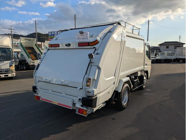 キャンター 　新明和製プレス式塵芥車　４．６立米　積載２．２５ｔ　連続スイッチ　５ＭＴ　車両総重量：６，８２５ｋｇ　ＥＴＣ　バックカメラ　助手席側電動格納ミラー　　路肩灯　フォグランプ　パワーウインドウ（8枚目）
