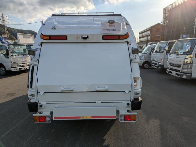 キャンター 　新明和製プレス式塵芥車　４．６立米　積載２．２５ｔ　連続スイッチ　５ＭＴ　車両総重量：６，８２５ｋｇ　ＥＴＣ　バックカメラ　助手席側電動格納ミラー　　路肩灯　フォグランプ　パワーウインドウ（9枚目）