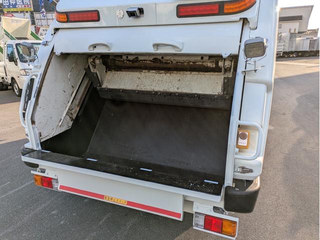キャンター 　新明和製プレス式塵芥車　４．６立米　積載２．２５ｔ　連続スイッチ　５ＭＴ　車両総重量：６，８２５ｋｇ　ＥＴＣ　バックカメラ　助手席側電動格納ミラー　　路肩灯　フォグランプ　パワーウインドウ（12枚目）