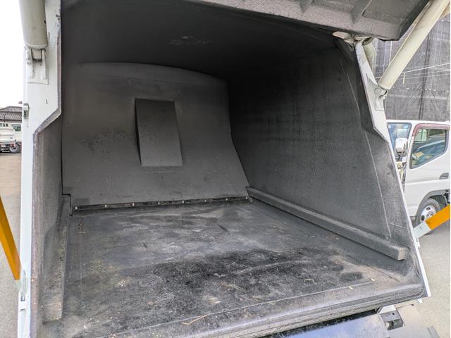 キャンター 　新明和製プレス式塵芥車　４．６立米　積載２．２５ｔ　連続スイッチ　５ＭＴ　車両総重量：６，８２５ｋｇ　ＥＴＣ　バックカメラ　助手席側電動格納ミラー　　路肩灯　フォグランプ　パワーウインドウ（14枚目）