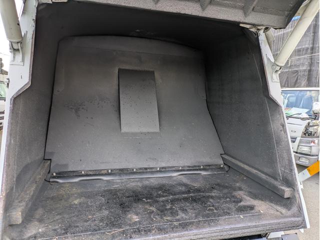 キャンター 　新明和製プレス式塵芥車　４．６立米　積載２．２５ｔ　連続スイッチ　５ＭＴ　車両総重量：６，８２５ｋｇ　ＥＴＣ　バックカメラ　助手席側電動格納ミラー　　路肩灯　フォグランプ　パワーウインドウ（16枚目）