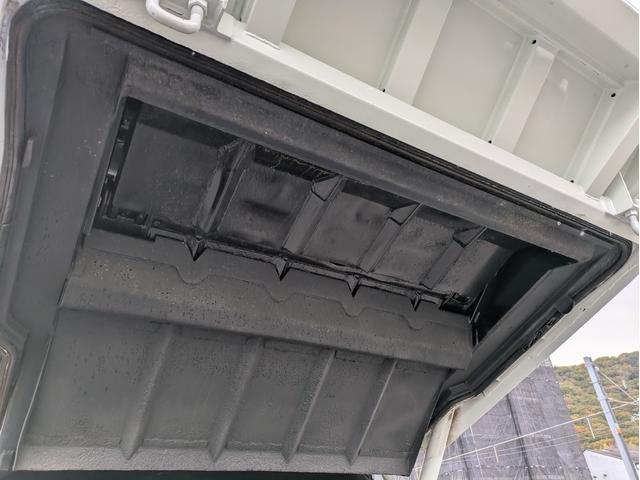 キャンター 　新明和製プレス式塵芥車　４．６立米　積載２．２５ｔ　連続スイッチ　５ＭＴ　車両総重量：６，８２５ｋｇ　ＥＴＣ　バックカメラ　助手席側電動格納ミラー　　路肩灯　フォグランプ　パワーウインドウ（17枚目）