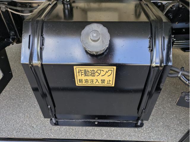 キャンター 　新明和製プレス式塵芥車　４．６立米　積載２．２５ｔ　連続スイッチ　５ＭＴ　車両総重量：６，８２５ｋｇ　ＥＴＣ　バックカメラ　助手席側電動格納ミラー　　路肩灯　フォグランプ　パワーウインドウ（27枚目）