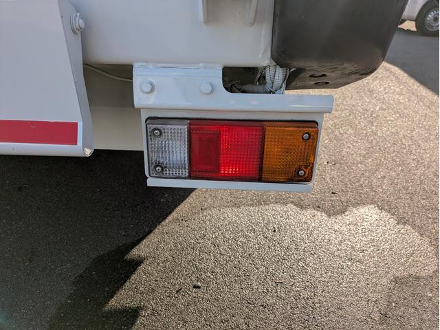 キャンター 　新明和製プレス式塵芥車　４．６立米　積載２．２５ｔ　連続スイッチ　５ＭＴ　車両総重量：６，８２５ｋｇ　ＥＴＣ　バックカメラ　助手席側電動格納ミラー　　路肩灯　フォグランプ　パワーウインドウ（28枚目）