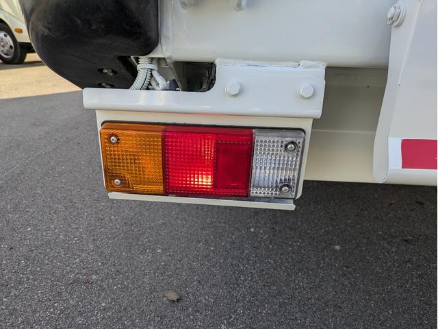 キャンター 　新明和製プレス式塵芥車　４．６立米　積載２．２５ｔ　連続スイッチ　５ＭＴ　車両総重量：６，８２５ｋｇ　ＥＴＣ　バックカメラ　助手席側電動格納ミラー　　路肩灯　フォグランプ　パワーウインドウ（29枚目）