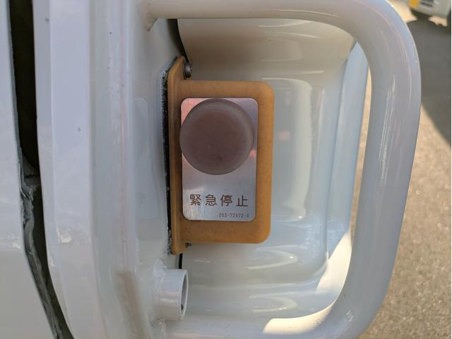 キャンター 　新明和製プレス式塵芥車　４．６立米　積載２．２５ｔ　連続スイッチ　５ＭＴ　車両総重量：６，８２５ｋｇ　ＥＴＣ　バックカメラ　助手席側電動格納ミラー　　路肩灯　フォグランプ　パワーウインドウ（32枚目）