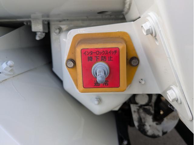 キャンター 　新明和製プレス式塵芥車　４．６立米　積載２．２５ｔ　連続スイッチ　５ＭＴ　車両総重量：６，８２５ｋｇ　ＥＴＣ　バックカメラ　助手席側電動格納ミラー　　路肩灯　フォグランプ　パワーウインドウ（33枚目）