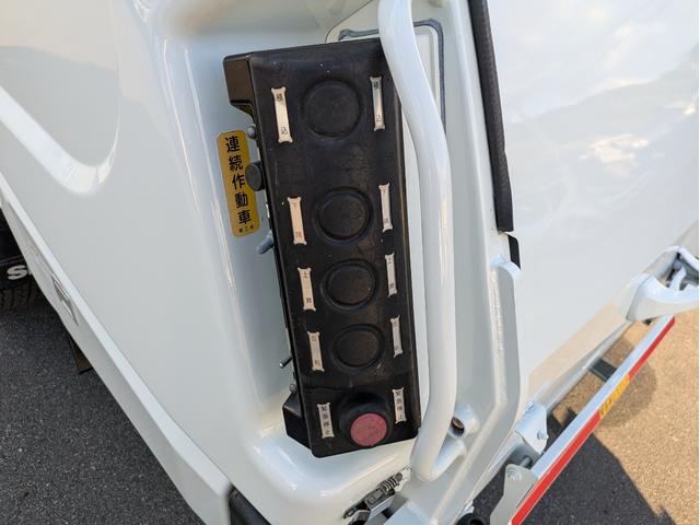 キャンター 　新明和製プレス式塵芥車　４．６立米　積載２．２５ｔ　連続スイッチ　５ＭＴ　車両総重量：６，８２５ｋｇ　ＥＴＣ　バックカメラ　助手席側電動格納ミラー　　路肩灯　フォグランプ　パワーウインドウ（35枚目）