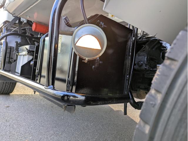 キャンター 　新明和製プレス式塵芥車　４．６立米　積載２．２５ｔ　連続スイッチ　５ＭＴ　車両総重量：６，８２５ｋｇ　ＥＴＣ　バックカメラ　助手席側電動格納ミラー　　路肩灯　フォグランプ　パワーウインドウ（69枚目）