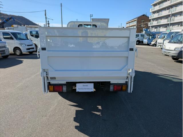 タイタントラック フルワイドロー　積載１．３５ｔ　ＡＴ　新明和製垂直パワーゲート　３，９６５ｋｇ　荷台内寸　長さ：２９０ｃｍ　幅：１６１ｃｍ　高さ：３８ｃｍ　助手席側電動格納ミラー　アイドリングストップ　キーレスリモコン（12枚目）