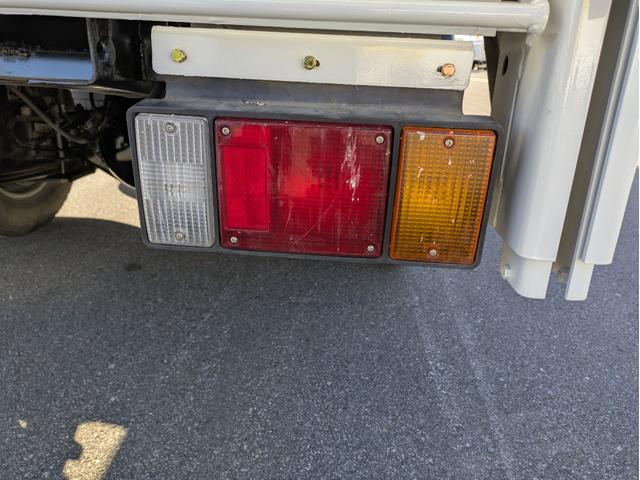 タイタントラック フルワイドロー　積載１．３５ｔ　ＡＴ　新明和製垂直パワーゲート　３，９６５ｋｇ　荷台内寸　長さ：２９０ｃｍ　幅：１６１ｃｍ　高さ：３８ｃｍ　助手席側電動格納ミラー　アイドリングストップ　キーレスリモコン（15枚目）