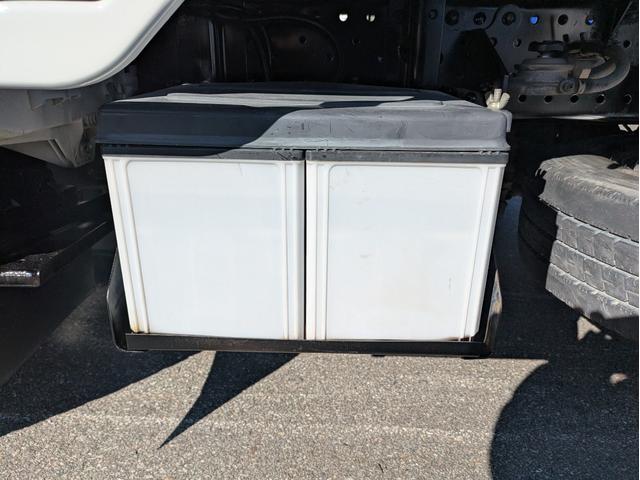 タイタントラック フルワイドロー　積載１．３５ｔ　ＡＴ　新明和製垂直パワーゲート　３，９６５ｋｇ　荷台内寸　長さ：２９０ｃｍ　幅：１６１ｃｍ　高さ：３８ｃｍ　助手席側電動格納ミラー　アイドリングストップ　キーレスリモコン（18枚目）