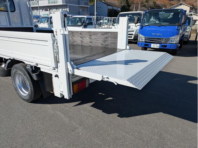 タイタントラック フルワイドロー　積載１．３５ｔ　ＡＴ　新明和製垂直パワーゲート　３，９６５ｋｇ　荷台内寸　長さ：２９０ｃｍ　幅：１６１ｃｍ　高さ：３８ｃｍ　助手席側電動格納ミラー　アイドリングストップ　キーレスリモコン（24枚目）