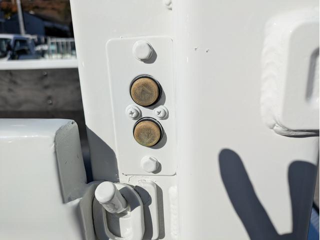 タイタントラック フルワイドロー　積載１．３５ｔ　ＡＴ　新明和製垂直パワーゲート　３，９６５ｋｇ　荷台内寸　長さ：２９０ｃｍ　幅：１６１ｃｍ　高さ：３８ｃｍ　助手席側電動格納ミラー　アイドリングストップ　キーレスリモコン（27枚目）