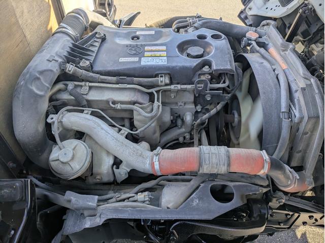 タイタントラック フルワイドロー　積載１．３５ｔ　ＡＴ　新明和製垂直パワーゲート　３，９６５ｋｇ　荷台内寸　長さ：２９０ｃｍ　幅：１６１ｃｍ　高さ：３８ｃｍ　助手席側電動格納ミラー　アイドリングストップ　キーレスリモコン（30枚目）