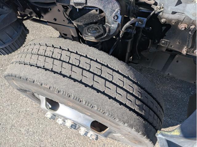 タイタントラック フルワイドロー　積載１．３５ｔ　ＡＴ　新明和製垂直パワーゲート　３，９６５ｋｇ　荷台内寸　長さ：２９０ｃｍ　幅：１６１ｃｍ　高さ：３８ｃｍ　助手席側電動格納ミラー　アイドリングストップ　キーレスリモコン（32枚目）