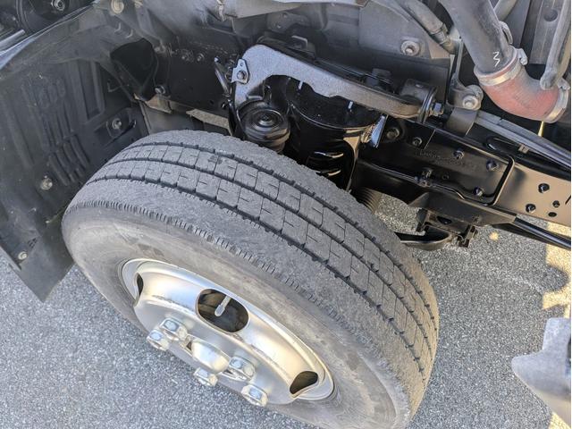 タイタントラック フルワイドロー　積載１．３５ｔ　ＡＴ　新明和製垂直パワーゲート　３，９６５ｋｇ　荷台内寸　長さ：２９０ｃｍ　幅：１６１ｃｍ　高さ：３８ｃｍ　助手席側電動格納ミラー　アイドリングストップ　キーレスリモコン（33枚目）