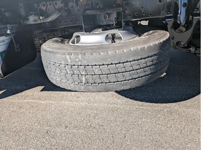 タイタントラック フルワイドロー　積載１．３５ｔ　ＡＴ　新明和製垂直パワーゲート　３，９６５ｋｇ　荷台内寸　長さ：２９０ｃｍ　幅：１６１ｃｍ　高さ：３８ｃｍ　助手席側電動格納ミラー　アイドリングストップ　キーレスリモコン（36枚目）