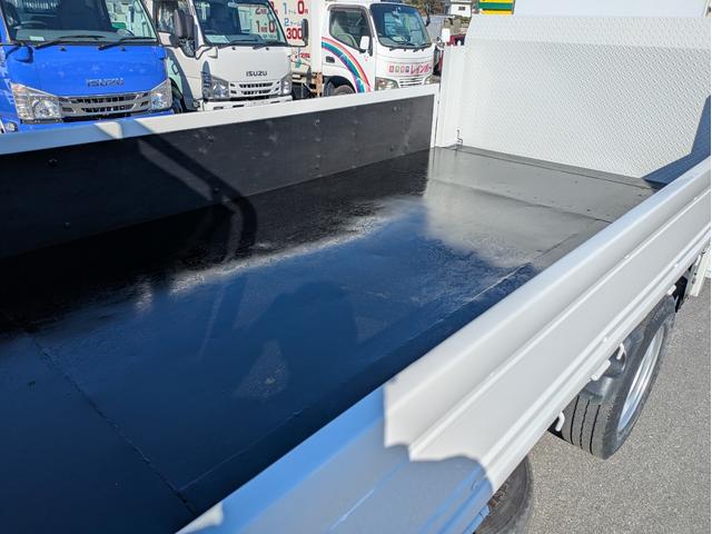タイタントラック フルワイドロー　積載１．３５ｔ　ＡＴ　新明和製垂直パワーゲート　３，９６５ｋｇ　荷台内寸　長さ：２９０ｃｍ　幅：１６１ｃｍ　高さ：３８ｃｍ　助手席側電動格納ミラー　アイドリングストップ　キーレスリモコン（37枚目）